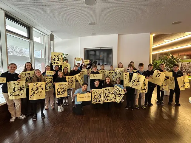 Schülerinnen und Schüler der 1. Klassen des Privatgymnasiums Bad Gleichenberg mit ihren Pandakreationen | Foto: Privatschulen Bad Gleichenberg