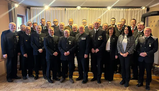ÖKB-Kameradinnen, Kameraden, Mitglieder und Ehrengäste – Johann Meißl, Herbert Meissl, Emerich Lederle, Franz Meissl, Gerhard Baumgartner, Johann Haas, Peter Himmer, Erwin Mayer, Marvin Praschesaits, Josef Pillwein, Herbert Ofenauer, Josef Arbeiter, Josef Girsch, Walter Tröstl, HBO Walter Kirchsteiger, Wolfgang Inhauser, Erich Hiller, Franz Hammer, Manfred Herrmann, Franz Buchinger, Franz Flandorfer, Christine Kohzina, Johann Schießer, Christian Schiesser, Martina Herrmann, Harald Böhm, Josef Kohzina, Gottfried Warosch. | Foto: ÖKB