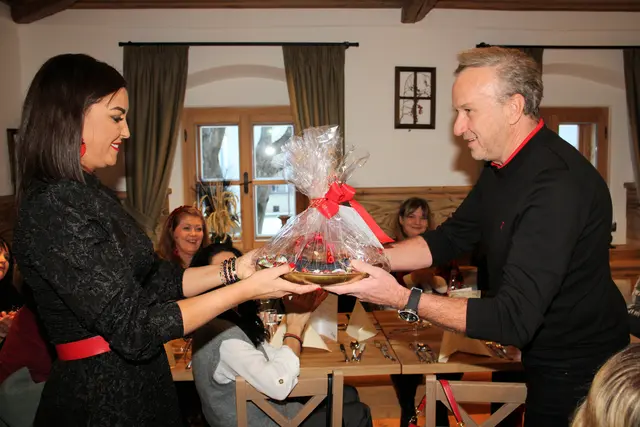 Nelly Schmidt überreichte im Namen ihrer Kolleginnen an Manfred Birnhuber ein Geschenk. | Foto: Cescutti