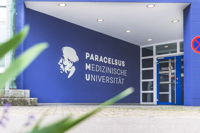 Die Paracelsus Medizinischen Privatuniversität (PMU) ist enger Partner des Salzburger Pflegepreises.  | Foto: PMU / Patrick Daxenbichler