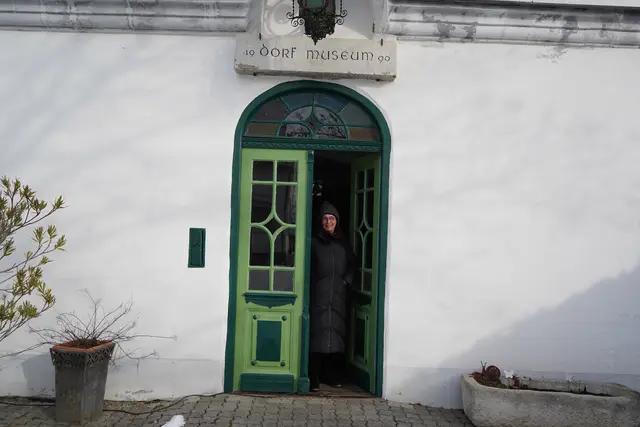 Das Dorfmuseum liegt im Winterschlaf. Für ein Gespräch und einen Rundgang öffnete Manuela Pasterk für uns kurz die Museumstür | Foto: Andrea Glatzer