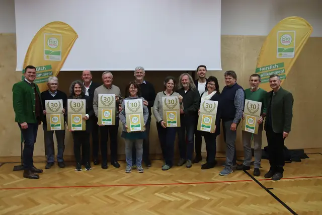 Thomas Gschier (l.) und Josef Renner (r.) ehrten die Betriebe für die 30-jährige Mitgliedschaft. | Foto: MeinBezirk/Herwig Brucker