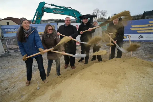 Beim Spatenstich in Altlengbach: Judith Aschenbrenner, Christine Raser (beide Grüne), Michael Göschelbauer (ÖVP), Jan Schafhauser (FPÖ), Anita Fisselberger (SPÖ) und Michael Brandt (FPÖ) | Foto: Michael Zink/GRÜNE