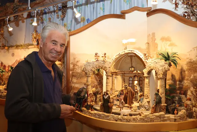 Künstler Walter Stern zeigt seine detailreichen Krippenkunstwerke.