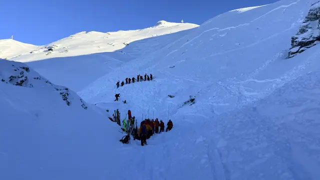 Einsatzkräfte der Bergrettung und der Polizei bei einem Lawineneinsatz im hochalpinen Gelände am Gilfert. Trotz rascher Hilfe endete der Lawinenabgang für eine 58-jährige Skitourengeherin tödlich. | Foto: zoom.tirol