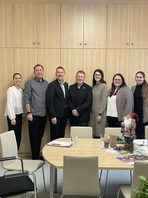 Anna Ragossnig, Verwaltungsdirektor Hans-Jürgen Fürster, Direktor Alexander Kucera, Prüfer Christian Pladerer, Stephanie Pürbauer, Laura Colazzo, Melanie Halwachs | Foto: HLW Frohsdorf