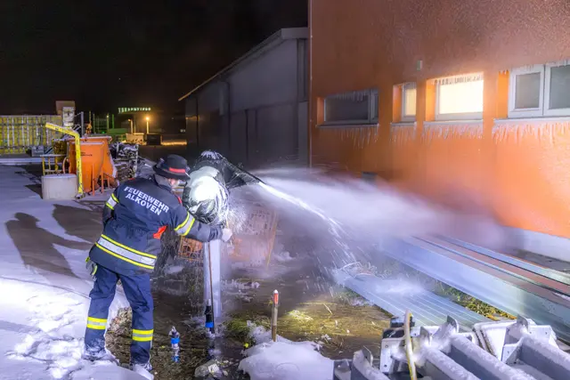 Der Wassersprühnebel sorgte für eine Vereisung der im Osten angrenzenden Fassade des Bauhofes. | Foto: Hermann Kollinger