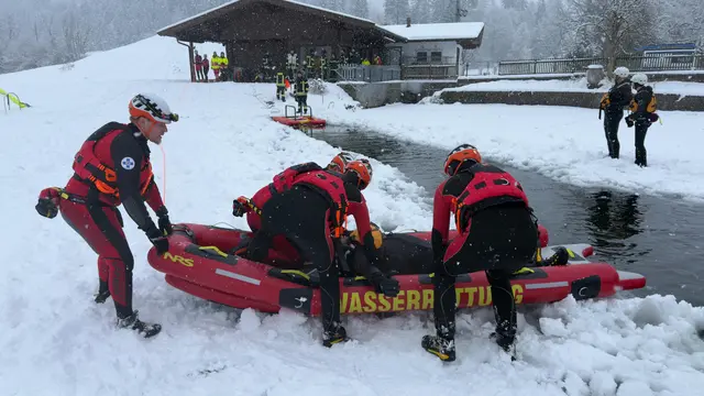 Bei der Feuerwehr Kramsach und der Wasserrettung Mittleres Unterinntal stand eine gemeinsame Eisrettungsübung auf dem Programm.  | Foto: ZOOM.Tirol