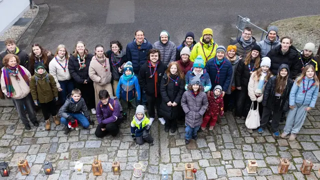 Die Pfadfindergruppe Pregarten beim Verteilen des Friedenslichts. | Foto: Pfadfindergruppe Pregarten