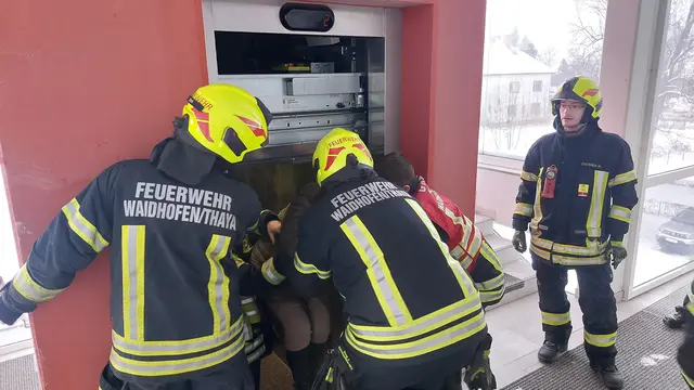 Die Feuerwehrmitglieder halfen der Frau aus dem Aufzug. | Foto: FF Waidhofen/Thaya