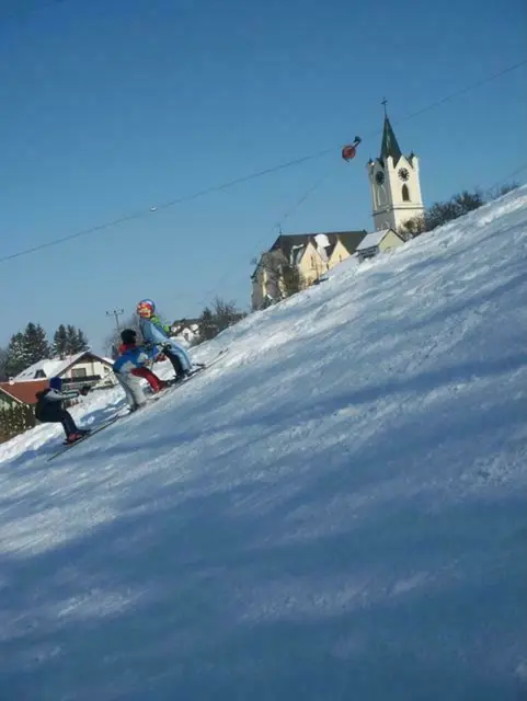 Kinder ziehen erste Schwünge auf den Skiern: Der Schilift Hargelsberg bringt die kleinen Wintersportler hinauf auf die Piste.“
 | Foto: Gemeinde Hargelsberg