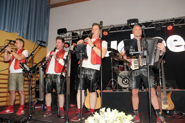 Sepp Mattlschweiger und "Juchee" sorgten für eine volle Tanzfläche. | Foto: Cescutti