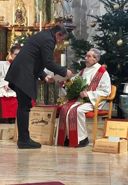 Bürgermeister Wilfried Kellermann gratulierte Pfarrer Augustin.  | Foto: Nigl-Kirschner