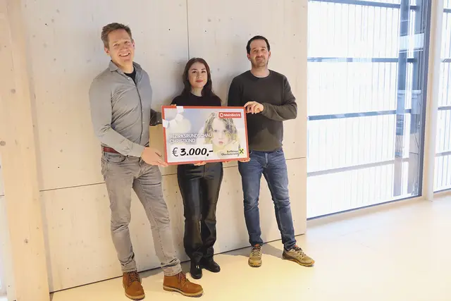 Redakteurin Magdalena Wimmer nahm den Scheck von Geschäftsführer Christian Lehner (l.) und Betriebsleiter Roman Märzendorfer (r.) entgegen. | Foto: MeinBezirk/Constance Haslberger