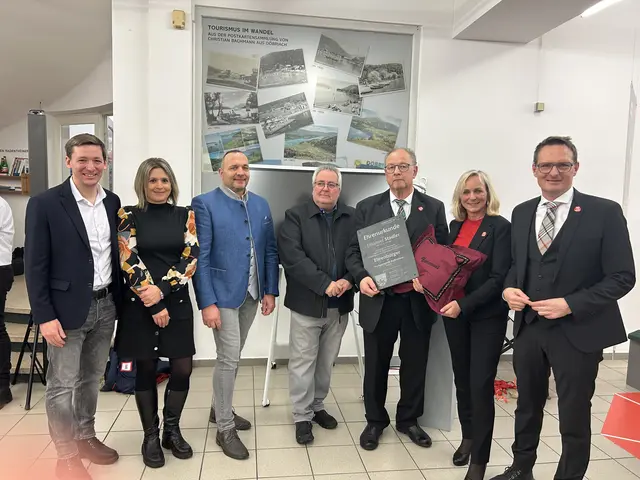 v.l.: 1. Vizebürgermeister Armin Egger, Stadträtin Birgit Marktl, Stadtrat Werner Trattnig, Stadtrat Wolfgang Polanig, Ehrenbürger Emanuel Stadler, 2. Vizebürgermeisterin Melanie Golob und Bürgermeister Michael Maier | Foto: Stadtgemeinde Radenthein