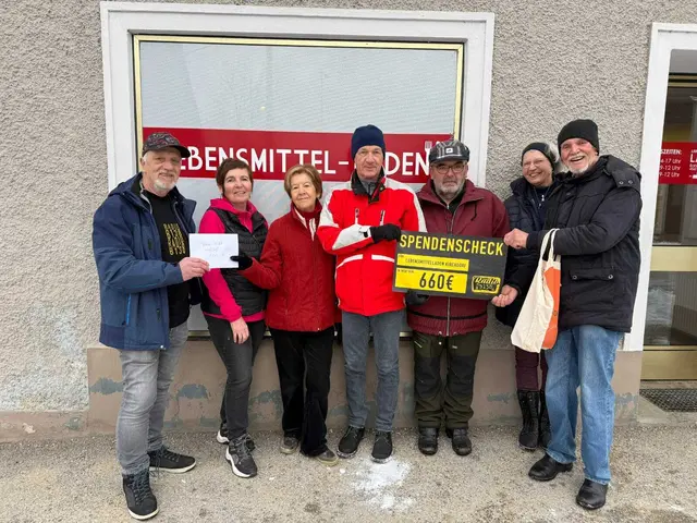 Die Radio B 138-Sendungsmacher DJ Grammer und DJ Schochna haben gemeinsam mit zahlreichen freiwilligen Helfern eine erfolgreiche Spendenaktion zugunsten des Sozialmarkts Kirchdorf durchgeführt. | Foto: Radio B138