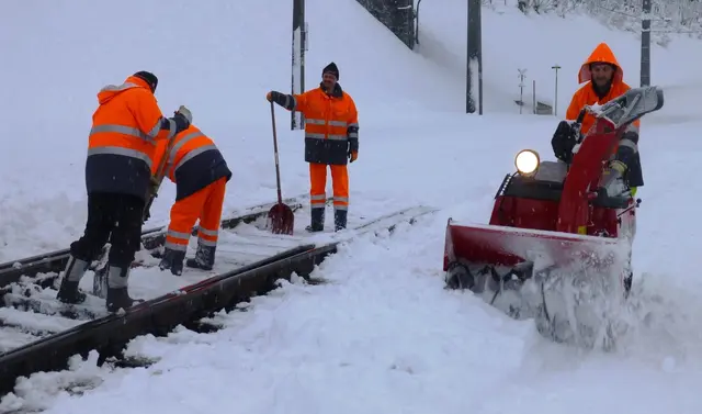 Gleise von Schnee befreien: Die Weichenkehrmaschine wirbelt den Schnee mit den aufgesetzten Besen aus den sensiblen Weichenbereichen. | Foto: Archivbild: ÖBB