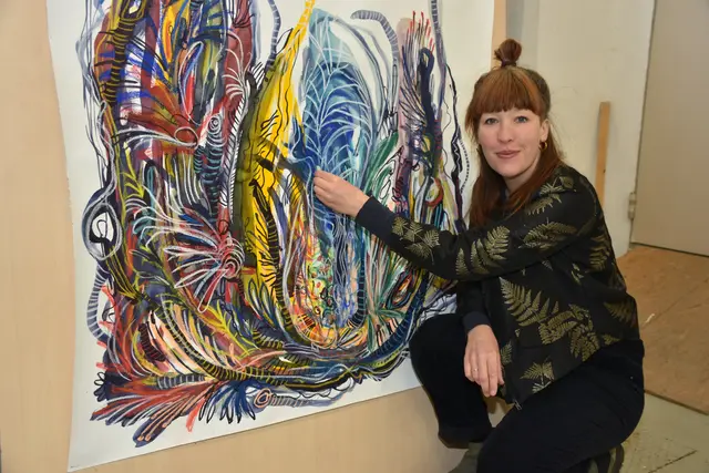 Sarah Maria Saminger bemalt Wände. In ihrem Atelier in Grein an der Donau stapeln sich große Rigips Platten. Diese sind mit floralen oder abstrakten Motiven bemalt. Farben und Formen wachsen über die Oberfläche und erzeugen Atmosphäre.  | Foto: Zinterhof