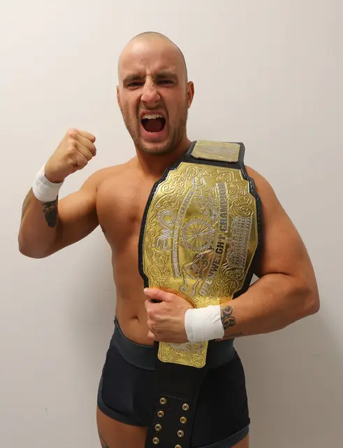 Laurance Roman feiert den Gewinn der PWÖ Openweight Championship | Foto: Alex Singer