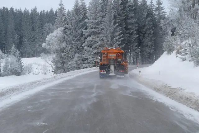 Salzstreuung auf Straße © H. Kurz