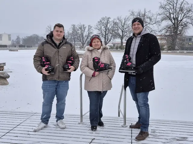 Posieren vor dem Stadtsee: Gemeinderat Martin Pichlmayer, Gemeinderätin Johanna Leitner und Stadtrat Marco Stepan. | Foto: SPÖ Horn