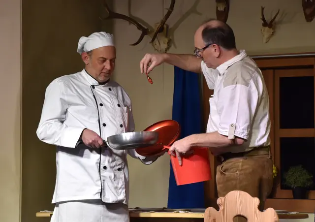 Der Gastwirt Gustl Schmalreiter (Alois Bellinger, re.) hat eine zündende Idee, um in der Gastronomie "ein dicker Fisch" zu werden. | Foto: Johanna Bamberger