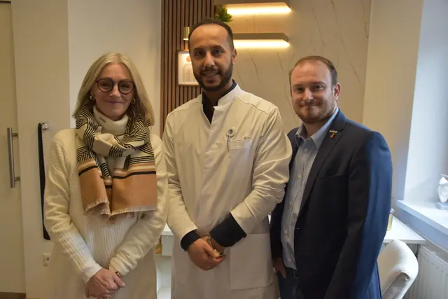 Die Gemeindevertreter Susanne Schaufler und Patrick Reinisch besuchten Dr. Hussain Aleleoiy am Eröffnungstag.  | Foto: Müller