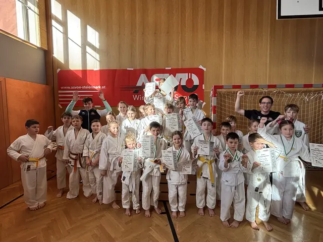 Die Judokids von Friedberg-Pinggau jubelten mit ihren Betreuern Leo Ganster und Alexander Krausler über den Titel.