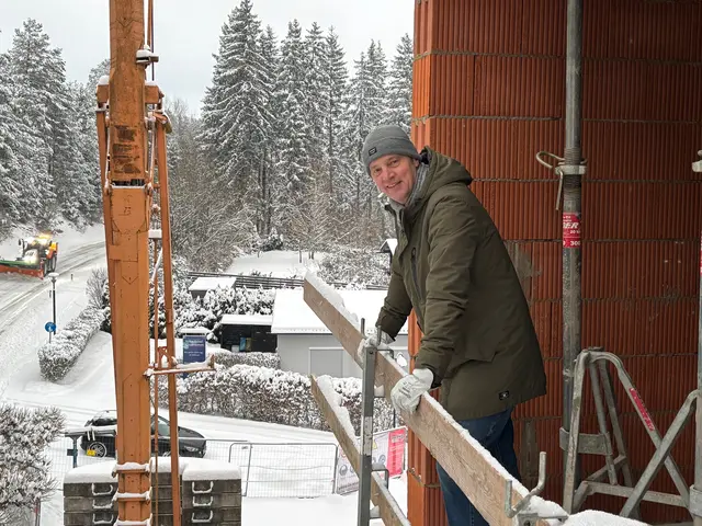 Andreas Kristan bei seiner Baustelle am Klopeiner See nach dem Schneefall am 9. Jänner: Das Gebäude der Ferienwohnungen wird mit einem Lift erweitert. | Foto: MeinBezirk.at