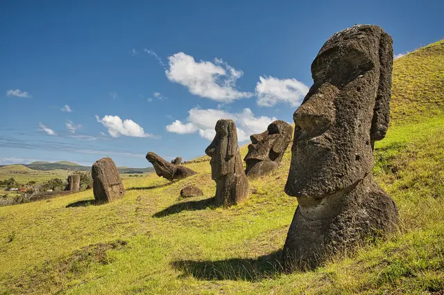 Die kolossalen Figuren der Osterinsel heißen Moai. | Foto: Kunstmann