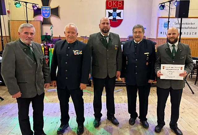 ÖKB-Ehrenobmann von Wildendürnbach Johann Müller, ÖKB-Hauptbezirksobmann Walter Kirchsteiger, ÖKB-Ortsverbandsobmann von Wildendürnbach Johannes Madner, ÖKB-Stadtverbandsobmann von Mistelbach Walter Ofenauer und ÖKB-Kamerad Benjamin Madner, Papa der kleinen Diana, bei der Spendenübergabe.
 | Foto: ÖKB