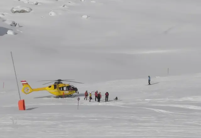 Rettungskräfte im Einsatz am Rastkogel: Ein 29-jähriger Brite wurde nach einem Lawinenabgang im Skigebiet Tux unverletzt geborgen. | Foto: zoom.tirol