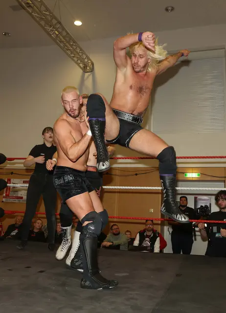  Joe Bravo mit einem "High Knee" gegen den Engländer Connor Mills | Foto: Alex Singer