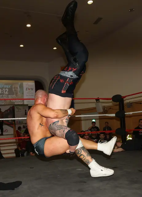 Laurance Roman mit dem entscheidenden "Piledriver" gegen Champion Pain | Foto: Alex Singer