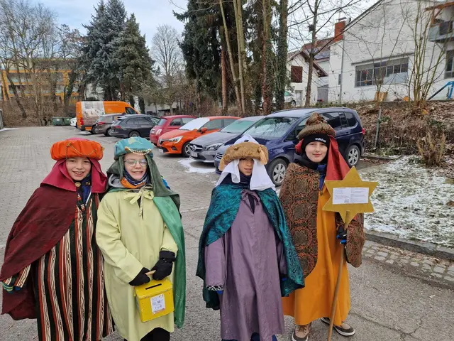 30 als Könige und Sterne verkleidete Kinder, Jugendliche und Erwachsene waren zu Beginn des Jahres 2026 in neun Stadtgebieten Schärdings unterwegs.  | Foto: Pfarre Schärding