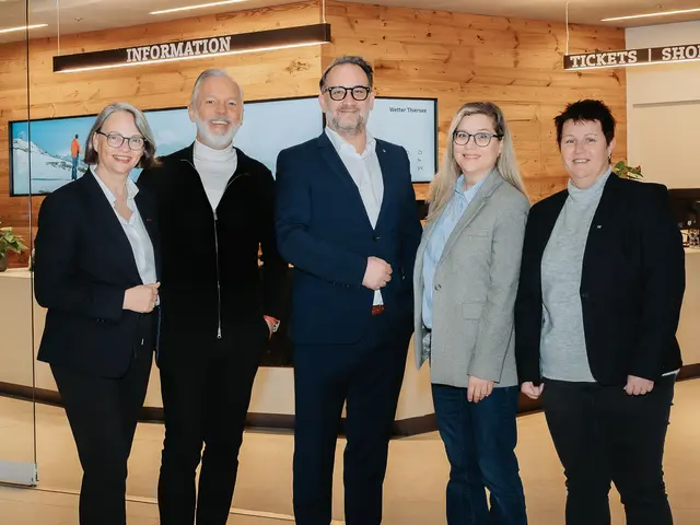 Die Nachfolge in der Geschäftsführung des Tourismusverbandes Kufsteinerland ist geregelt. Geschäftsführerin Sabine Mair, TVB-Obmann Georg Hörhager, der designierte Geschäftsführer Michael Weiß, die künftige Stellvertretende Geschäftsführerin Sabine Jahns und Finanzleiterin Martina Wurzrainer (v.l.). | Foto: TVB Kufsteinerland Thorben Jureczko