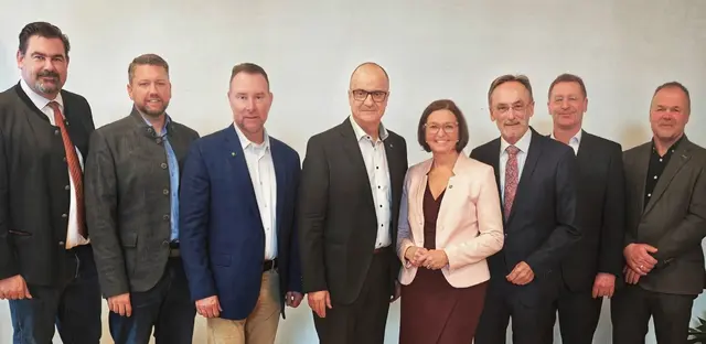 Unter den Ehrengästen: die Bürgermeister von Purkersdorf, Tullnerbach und Pressbaum mit NÖ Landtagsabgeordnete Doris Schmidl und Bezirkshauptmann Josef Kronister | Foto: Gem. Wolfsgraben