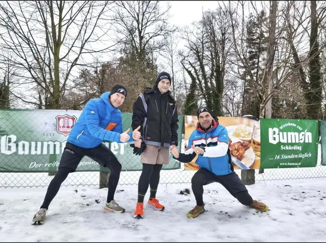 Simon Graf (Mitte) sorgte mit 45 gelaufenen Kilometern für Spendeneinnahmen in Höhe von 900 Euro. | Foto: Laufend dahoam helfen