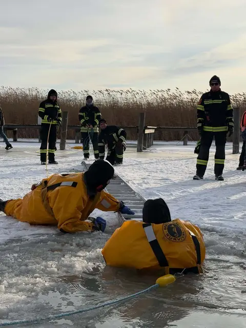 Die Übung diente der praxisnahen Vorbereitung auf den Ernstfall und dem Training im Umgang mit Eis und Kälte.