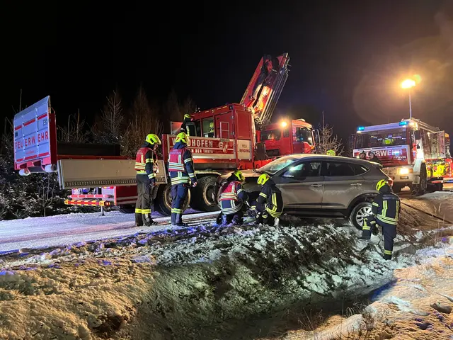 Der beschädigte PKW wird von den Feuerwehrkräften gesichert | Foto: FF Waidhofen/Thaya