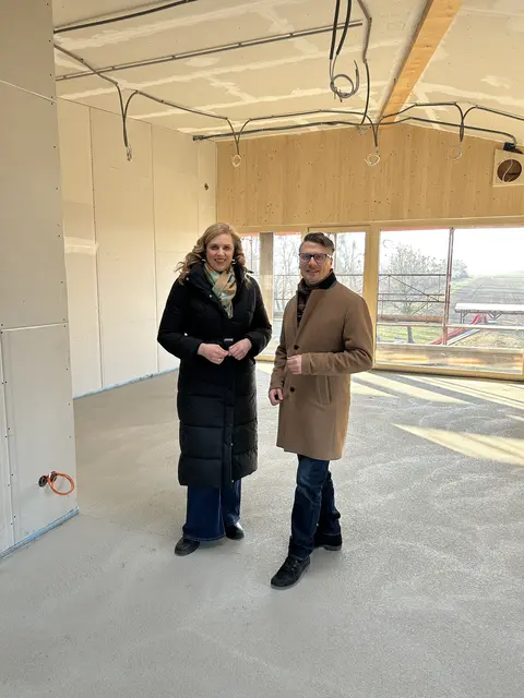 LAbg. Marlene Zeidler-Beck und Bgm. Thaddäus Heindl bei der Besichtigung der bereits sehr weit fortgeschrittenen Baustelle des Kindergartens in Hennersdorf.  | Foto: Gemeinde Hennersdorf
