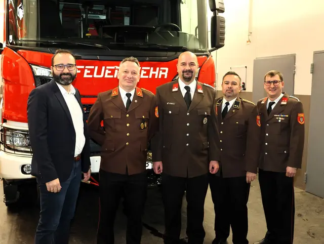 Bürgermeister Andreas Hueber (SPÖ), Andreas Nadrasky, Alexander Stöhr, Johann Hauba, Gemeinderat Andreas Jagschitz (SPÖ). | Foto: Freiwillige Feuerwehr Felixdorf