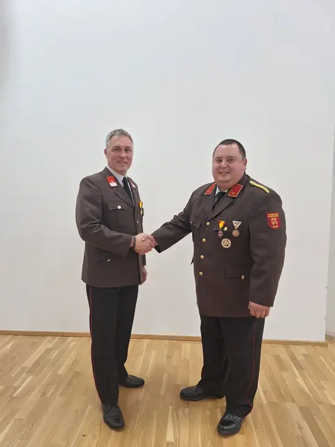 René Rosenitsch und Jochen Müllner wurden frisch gewählt. | Foto: Feuerwehr Antau
