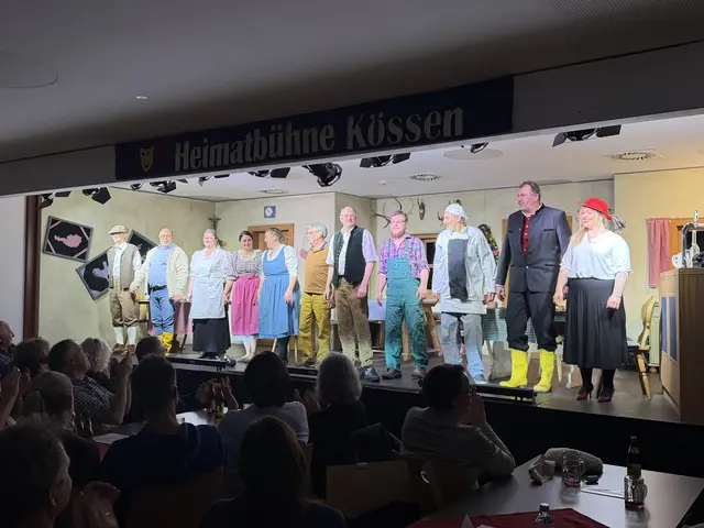 Die Schauspieler Michael Haas, Helmut Schwentner, Marianne Hintler, Anna Landmann, Gerti Leitner, Hermann Leitner, Alois Bellinger, Johannes Hörfarter, Stefan Mühlberger, Michael Fahringer und Lisa Windbichler (v. li.). sorgten für schallendes Gelächter im Raiffeisensaal. | Foto: Johanna Bamberger