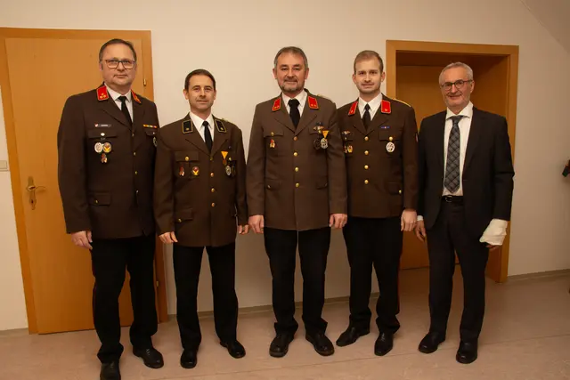 Vizebürgermeister Martin Ledermann mit dem neuen Kommando der Feuerwehr Poigen. | Foto: Bernhard Palt