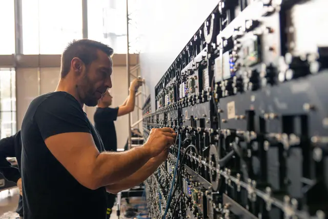 Techniker Thomas Gutsche bei der Montage der 40 Quadratmeter großen LED-Fläche. | Foto: Lanner Media