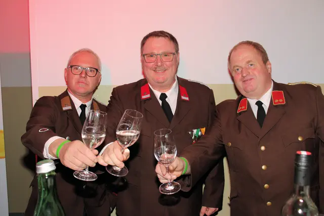 Mit der Uniform und einem Gläschen regionaler Winzer konnte am Ball nichts schiefgehen. | Foto: Cescutti