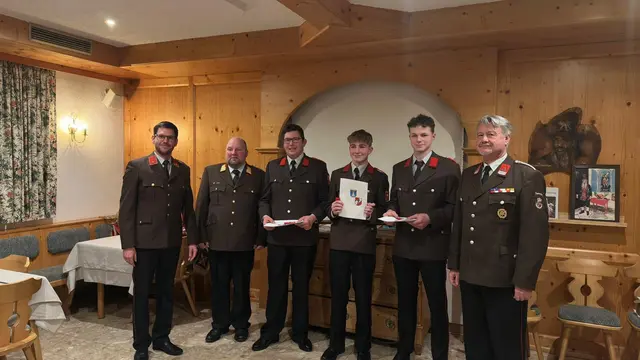 Bei Jahreshauptversammlung der Freiwilligen Feuerwehr (FF) Thomatal am 9. Jänner 2026, v. li.: OFK-Stv. Markus Drießler, OFK Volker Mörtl, die drei neuen Feuerwehrmänner Stefan Lederer, Maximilian Gappmaier und Alexander Pfeifenberger sowie Bürgermeister Klaus Drießler. | Foto: FF Thomatal
