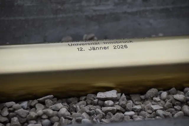 Zeitkapsel für die Zukunft: Im Rahmen der Grundsteinlegung wird die Zeitkapsel für das Haus der Physik feierlich verschüttet. | Foto: Pascal Pali