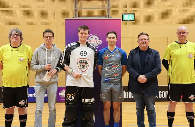 Bürgermeister Josef Karbon und UHC-Rum-Obmann Peter Trenker waren nicht nur Zuschauer sondern ehrten auch die MVPs und bedankten sich beim Schiedsrichterduo (Spieler des Spiels). | Foto: ÖFBV / Rachlinger